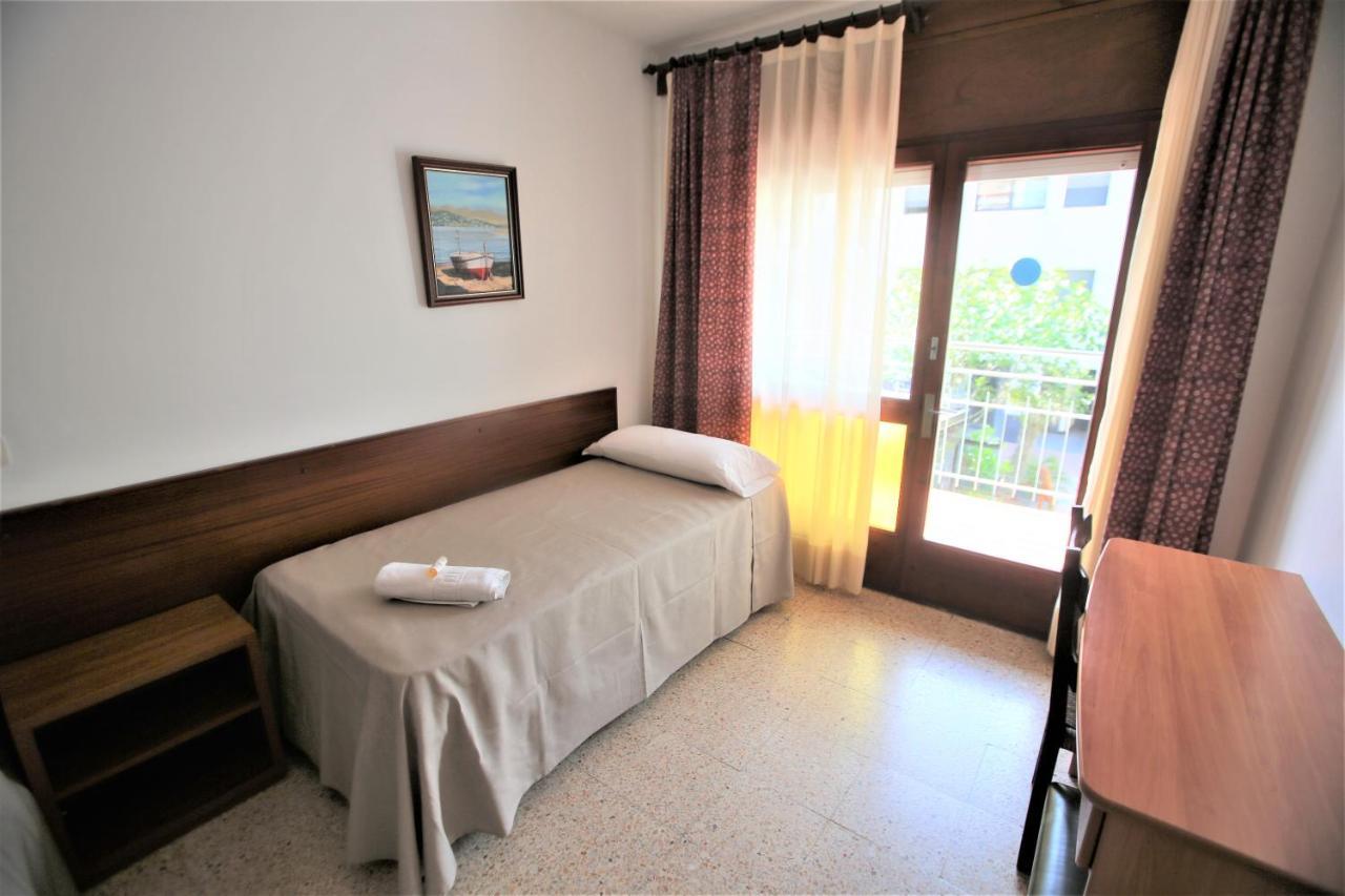 Pension Hostel Costa Brava L'Estartit Bagian luar foto